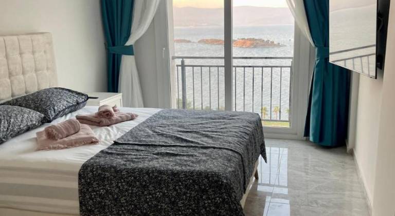 Holiday apartment with patio & pool in Mugla