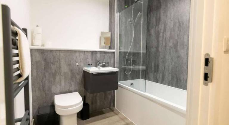 Modern 1 Bed Apartment Near Liverpool City Centre — photo 4