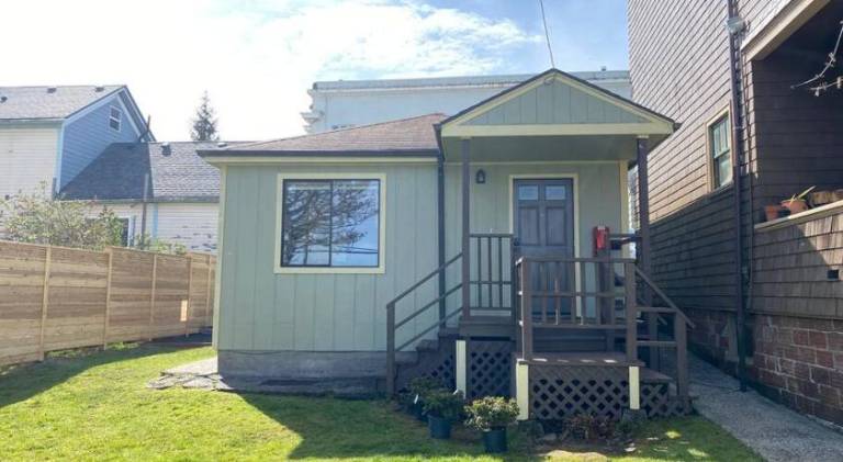 House with 1 room for 5 persons in Astoria, OR