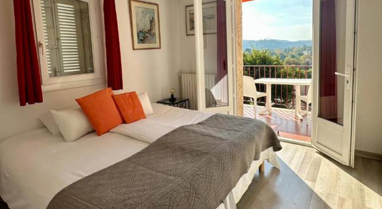 Serviced apartment with pool & patio | Pet-friendly — photo 2