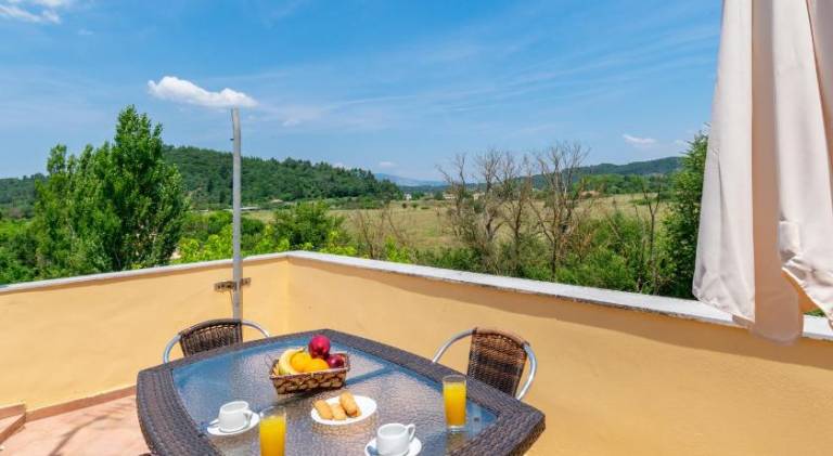 Holiday apartment with hot tub, barbeque & terrace | Perfect for remote work | Pet-friendly — photo 3