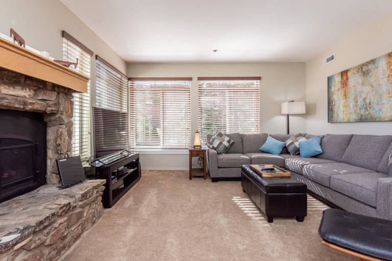 Condo with BBQ, sauna & pool | Mountain view — photo 5