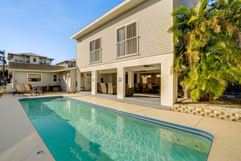 Unwind Poolside + Walk to Beach! Sarasota Retreat — photo 3