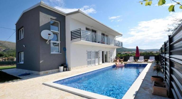 Lovely holiday apartment with private pool, patio & yard | Dogs allowed in Okrug