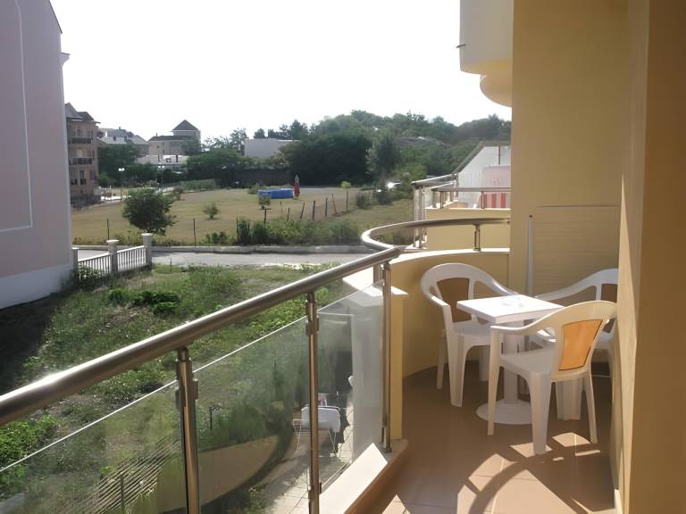 Serviced apartment with pool, garden & patio | Beach nearby | Pets allowed — photo 4