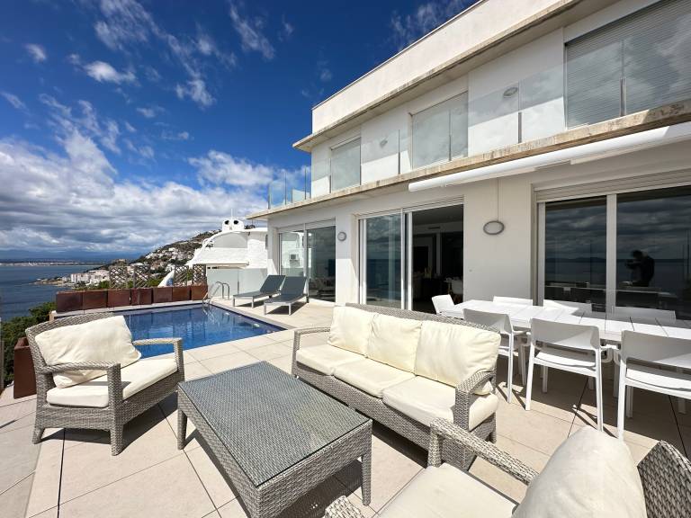 Fully equipped vacation home with yard & private pool | Close to the beach | Pets are welcome — photo 5