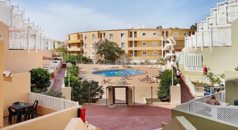 Rental apartment with pool & yard — photo 4