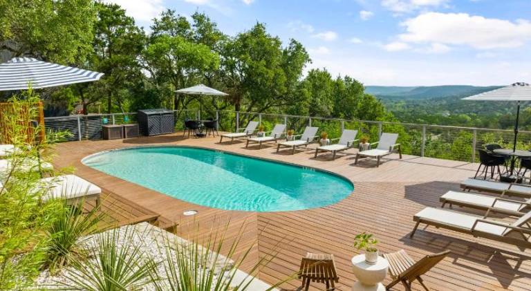 Charming lodge with pool & terrace | Pets are welcome in Wimberley, TX