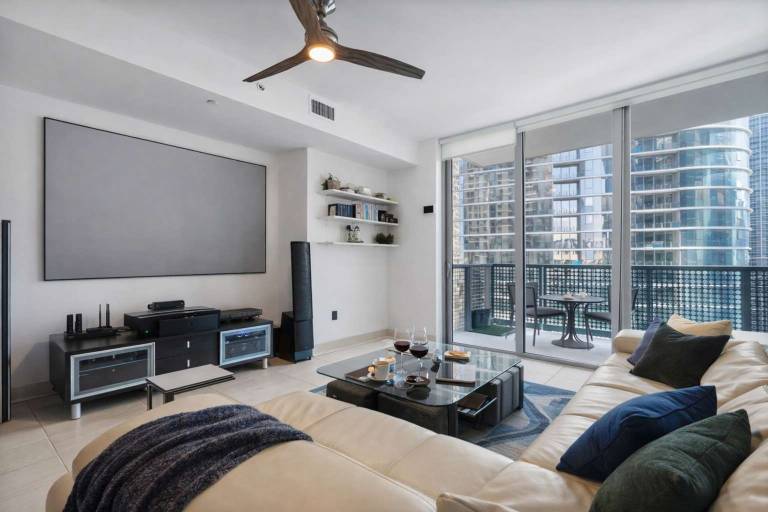Child-friendly pleasant apartment with grill, yard & pool | Next to Bayside Marketplace | Sea view | Pets allowed in Miami, FL
