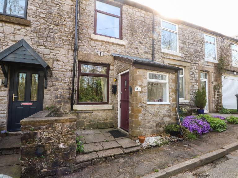 Cottage with yard in Buxton