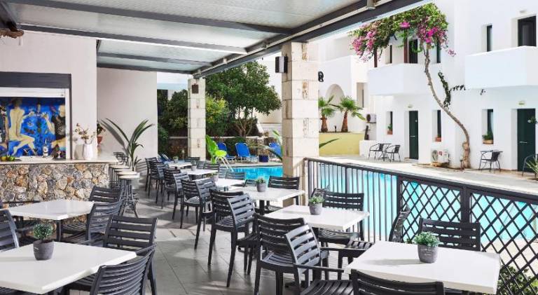 Serviced apartment with terrace, pool & garden — photo 4