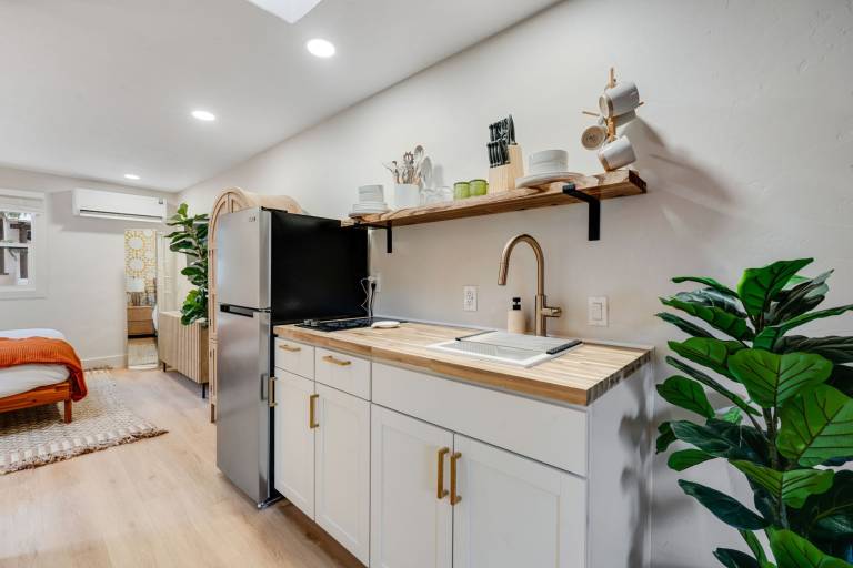 Family-friendly charming vacation home with fast internet | Pet-friendly — photo 2