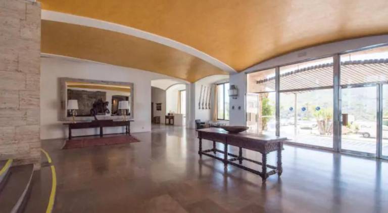 Apartment with pool — photo 4
