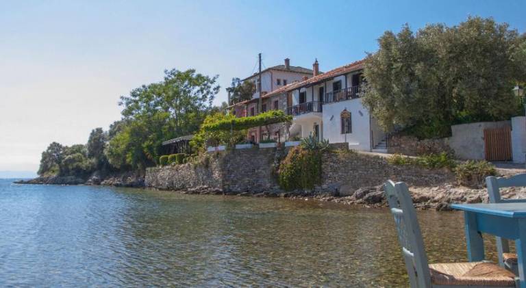 Holiday apartment with barbeque, garden & terrace in South Pelion