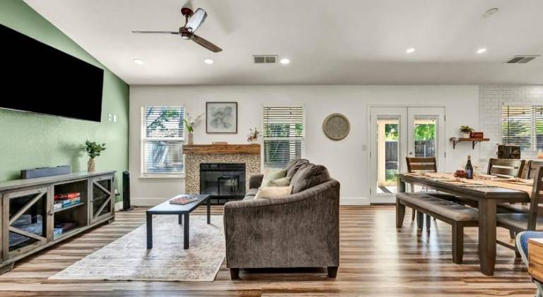 House with 3 rooms for 6 persons in Hanford, CA