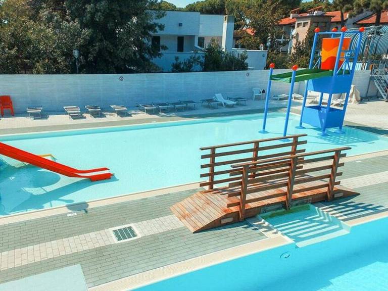 Mobile home with patio & pool — photo 2