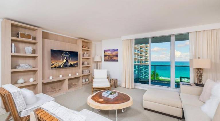 Apartment with jacuzzi | Next to Miami Beach Botanical Garden in Miami Beach, FL