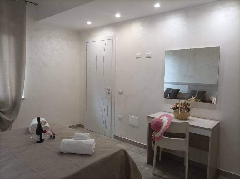 Rental apartment with terrace, garden & pool | City view — photo 2
