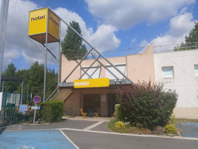 Unisotel Valenciennes EX-hotel F1 — photo 5