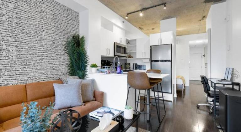 Pristine Parc Avenue Pad With Parking — photo 4
