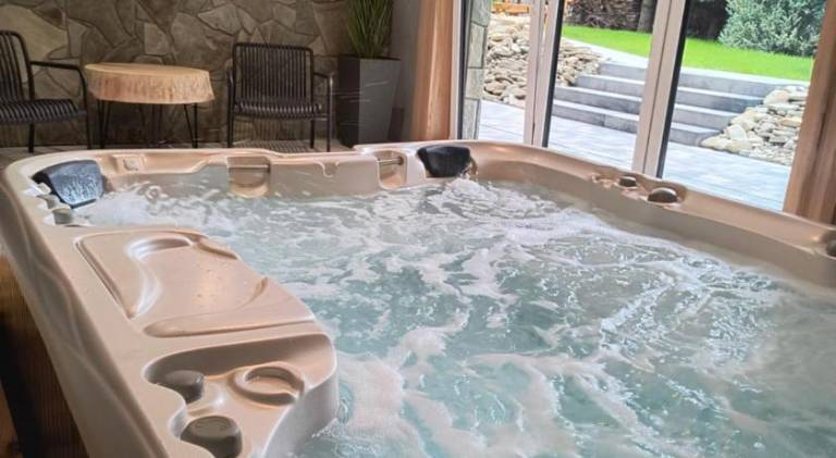 Serviced apartment with garden, hot tub & sauna in Szczyrk
