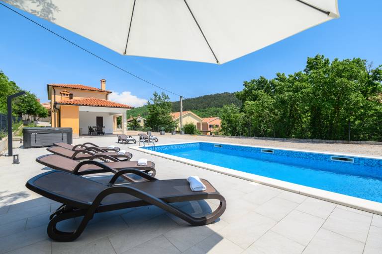 Villa with terrace, pool & barbecue — photo 3