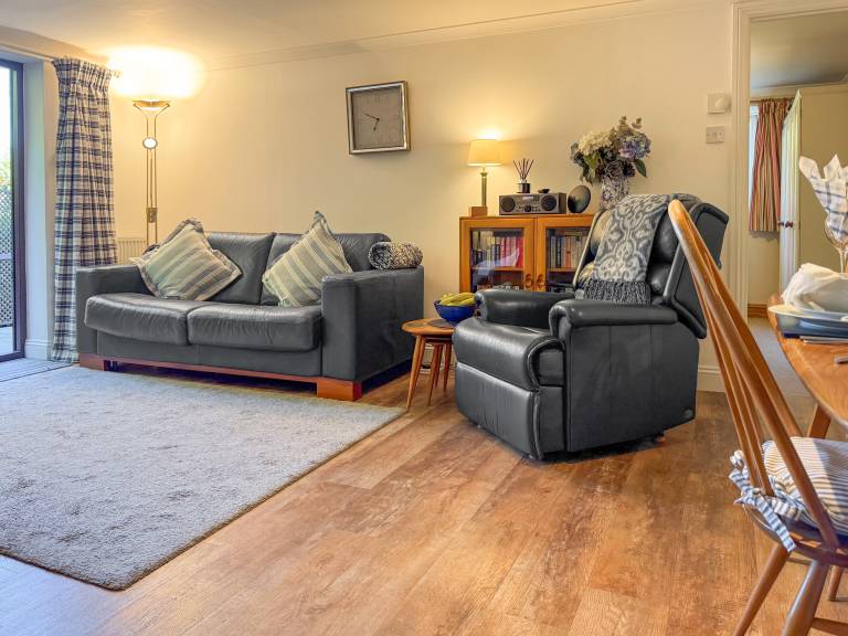 Children-friendly cottage with terrace & yard | River view | Pets are welcome — photo 4