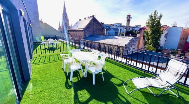 Serviced apartment with yard & patio | Perfect for remote work — photo 4