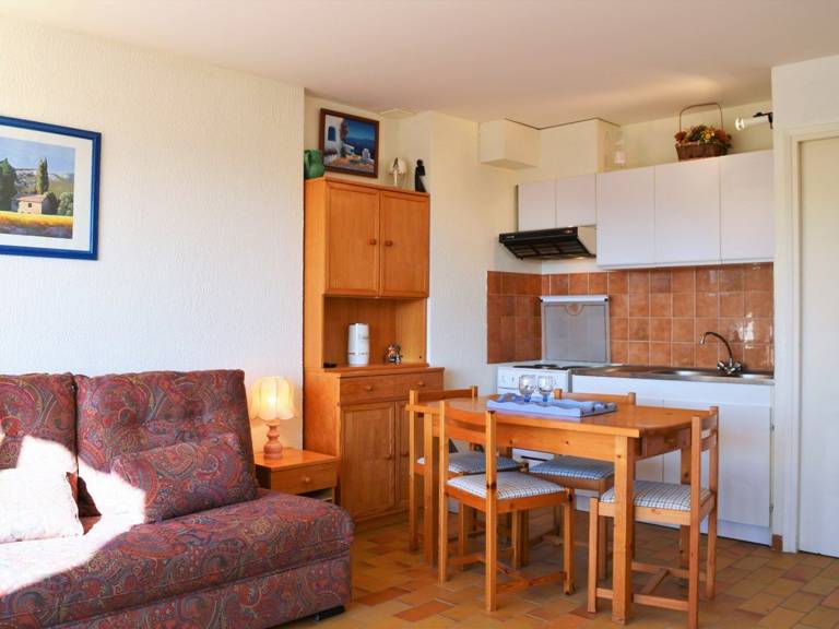 Studio with sleeping area near beach with parking - Le Lavandou — photo 4