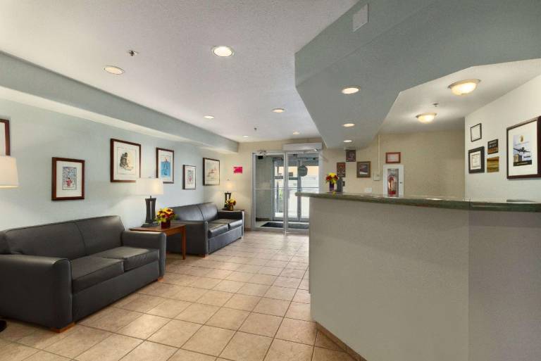 Super 8 By Wyndham Yellowknife — photo 3