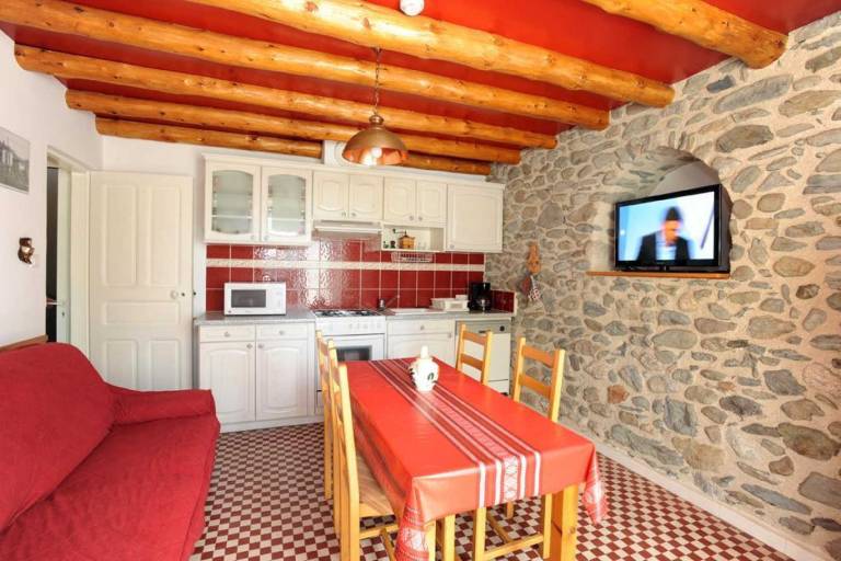Fully equipped pleasant gite with terrace, BBQ & yard | Dogs allowed — photo 4