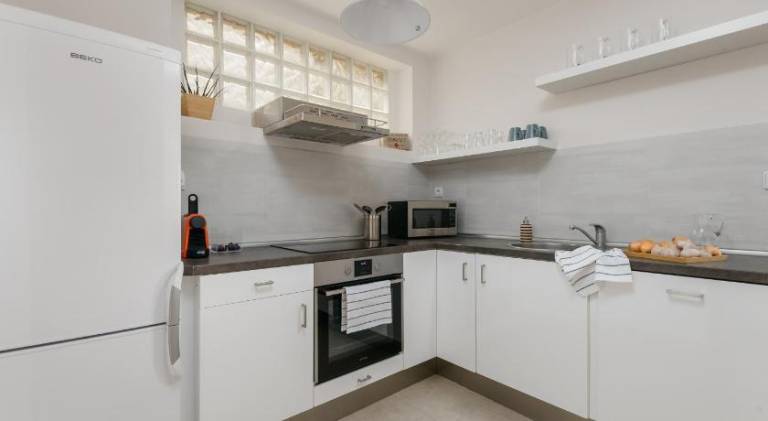 ROY 2BR Apt with Prague Castle View, Parking & AC by EasyBNB Premium — photo 5