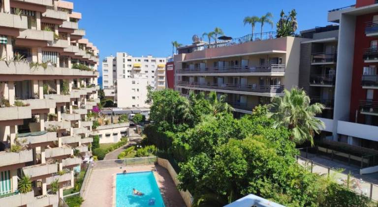 Fully equipped rental apartment with terrace & pool | Close to the beach | Pets allowed in Menton