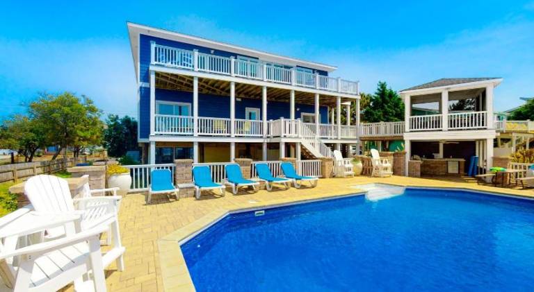 Vacation home with pool & jacuzzi | Beach nearby | Pets allowed — photo 4