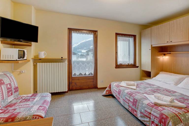 Apartment "Monolocale Iris 1" with Mountain View, Balcony & Wi-Fi in Sondrio