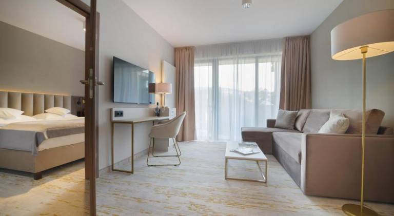 Beautiful serviced apartment with pool, yard & patio | Ski nearby | Pets allowed — photo 2