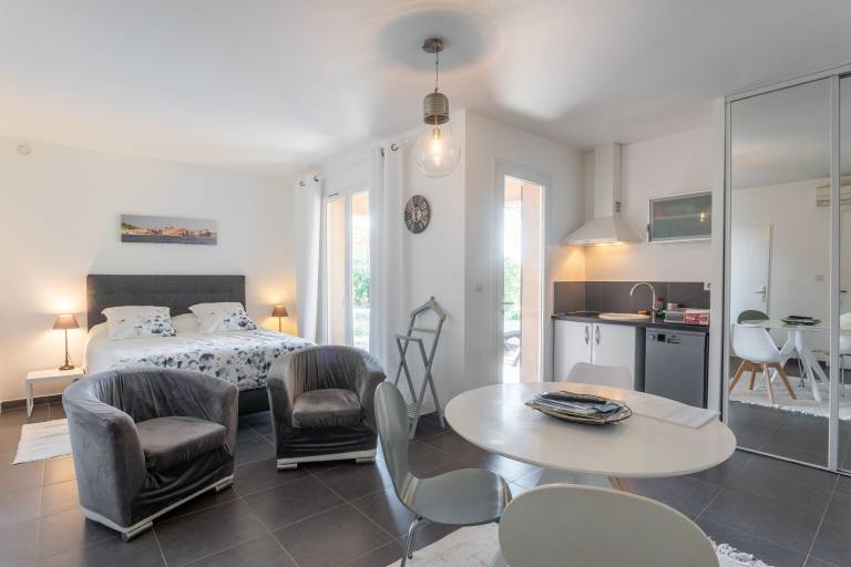 Studio "1 - Le Mas Du Soleil" with Shared Pool, Wi-Fi, and Air Conditioning — photo 2