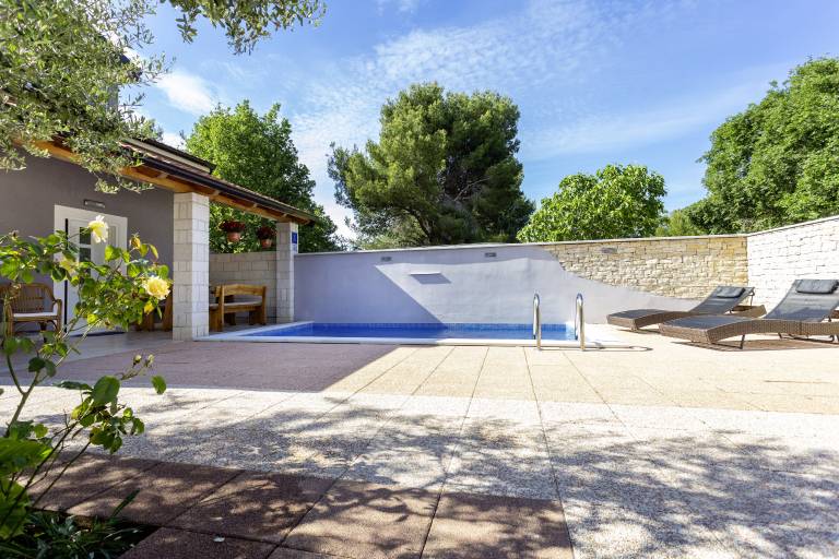 Fully equipped wonderful vacation home with yard, patio & private pool | Sea view | Pets allowed — photo 3