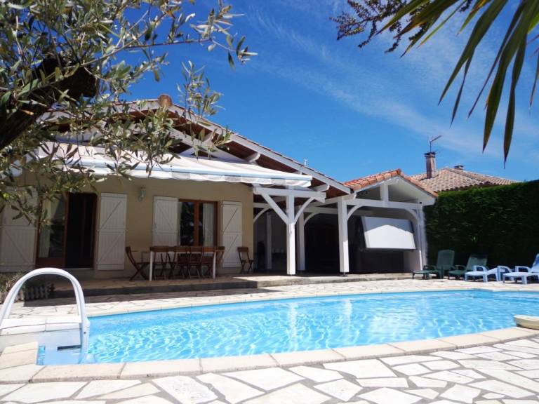 Gite with barbecue, terrace & pool — photo 2
