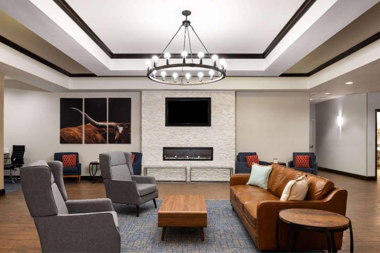 La Quinta Inn & Suites by Wyndham Denton - University Drive — photo 2