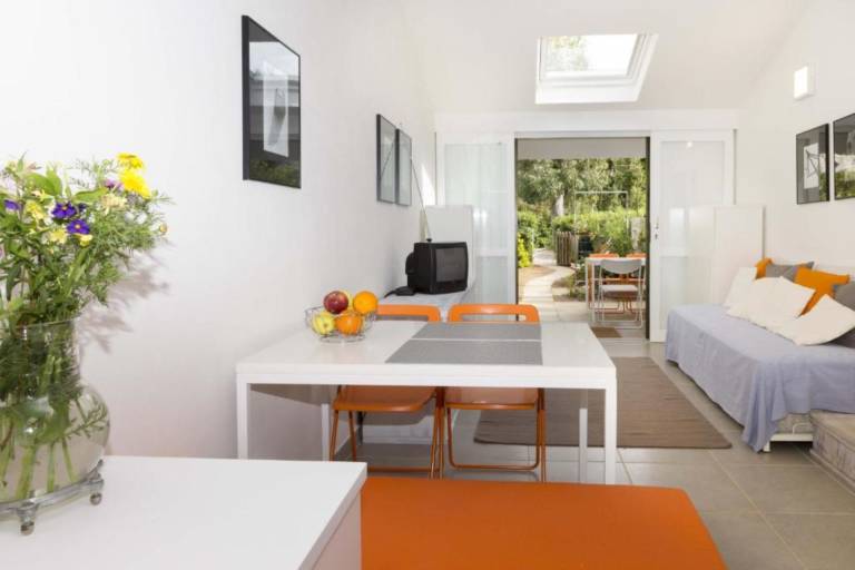 Apartment with yard & terrace — photo 4