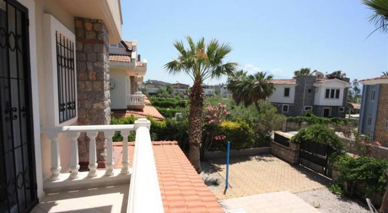 Villa with terrace, private pool & yard — photo 3