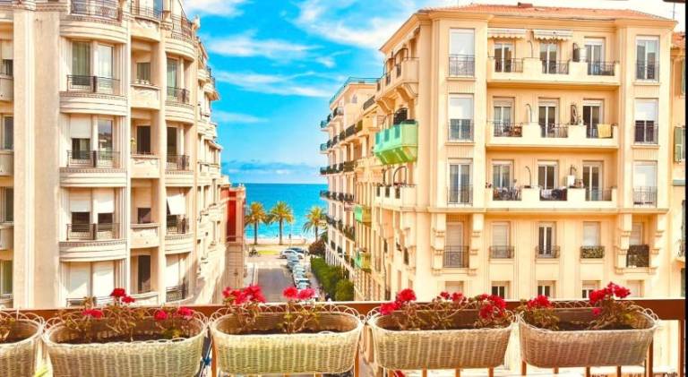 Rental apartment with patio | Next to Russian Orthodox Cathedral in Nice