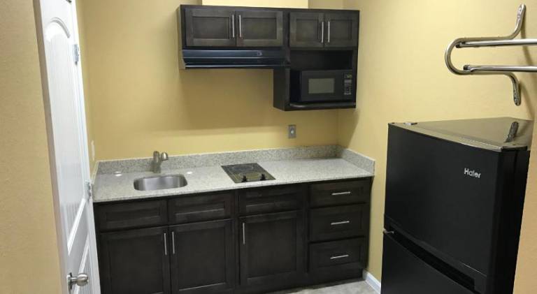Deluxe Inn & Suites - Baytown — photo 4