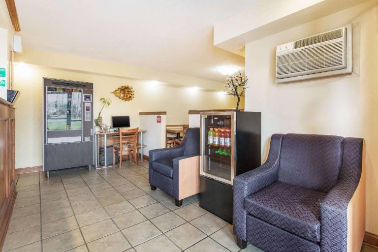 Econo Lodge Cloverdale — photo 2