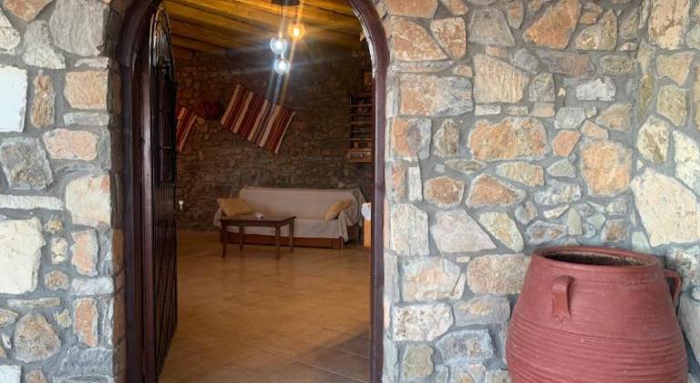 Vacation home with BBQ, patio & private pool — photo 4