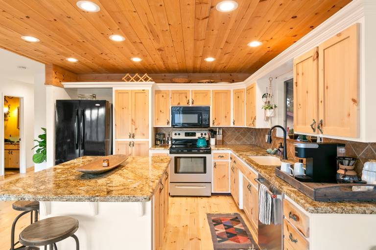 Family-oriented lovely vacation home with patio, grill & hot tub | Pets are welcome — photo 5