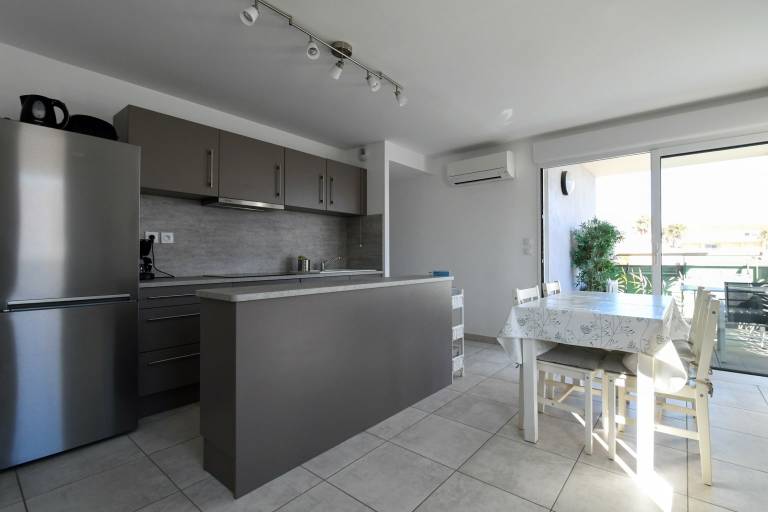 Apartment with patio — photo 3