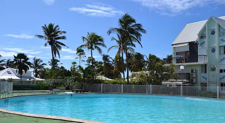 Fully equipped lovely rental apartment with pool, yard & patio | Close to the beach | Dogs allowed — photo 3