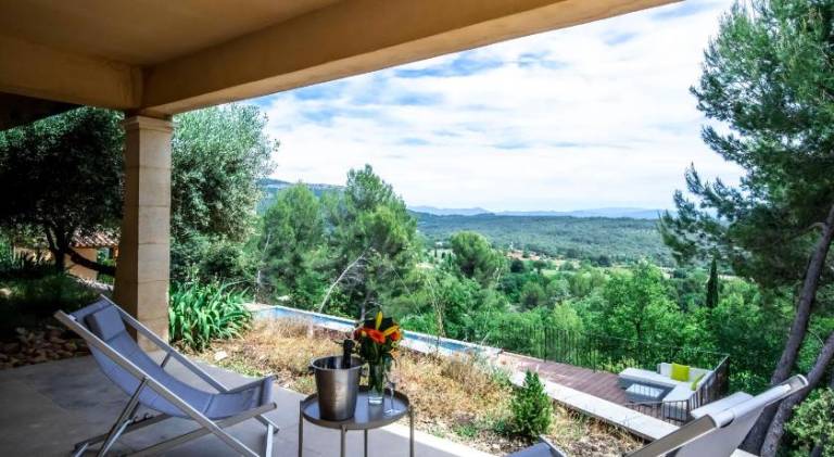 Rental apartment with garden, barbecue & private pool | Good for workation in Meyreuil